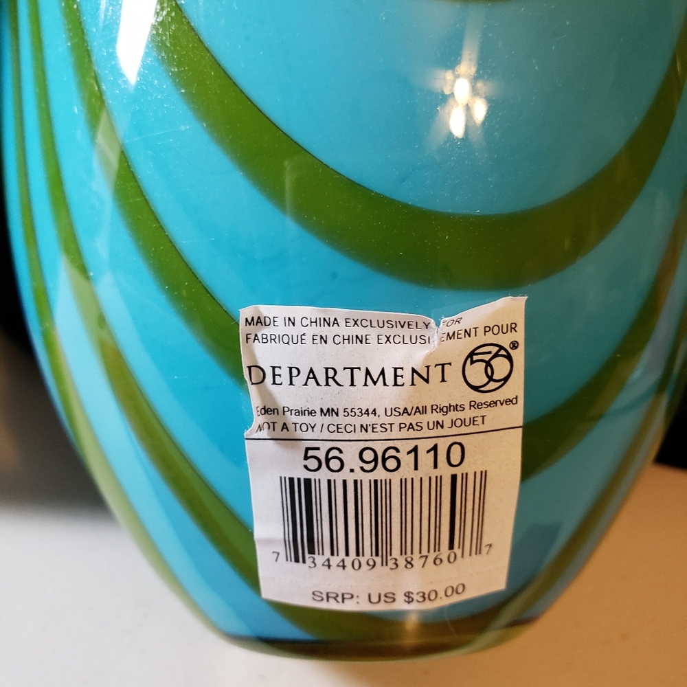 2  Beautiful Vases - Picture 9 of 11